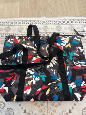 Vera Bradley Insulated cooler toe in “Splash floral “